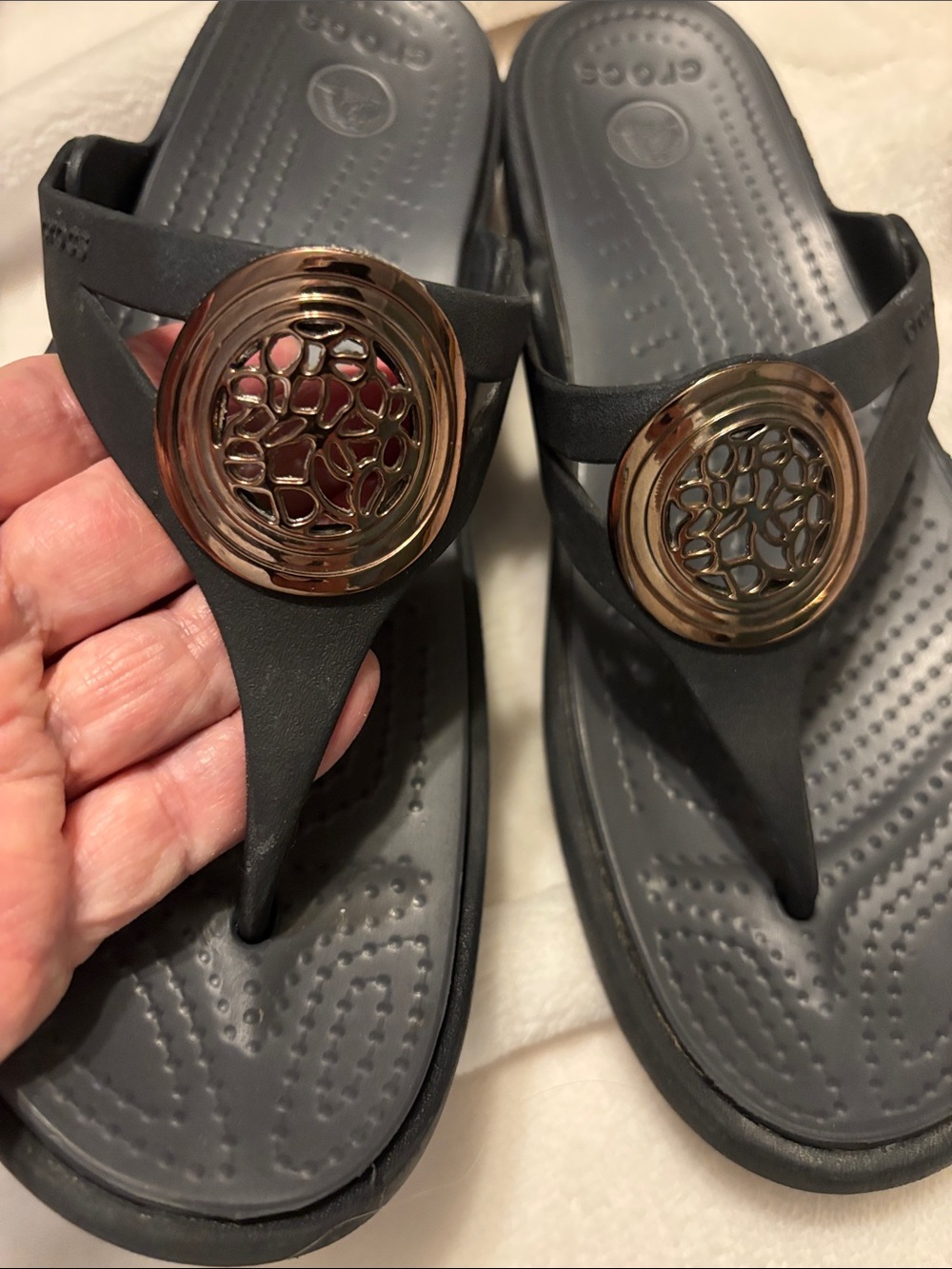CROCS Sanrah Embellished Hammered Circle Wedge Flip Flop Sandals Black Gold 8 - Picture 9 of 13